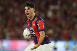 Ignacio Aliseda, de Cerro Porteño, celebra un gol en el partido ante Olimpia en el estadio Nueva Olla, en Asunción (Paraguay). EFE/Juan Pablo Pino