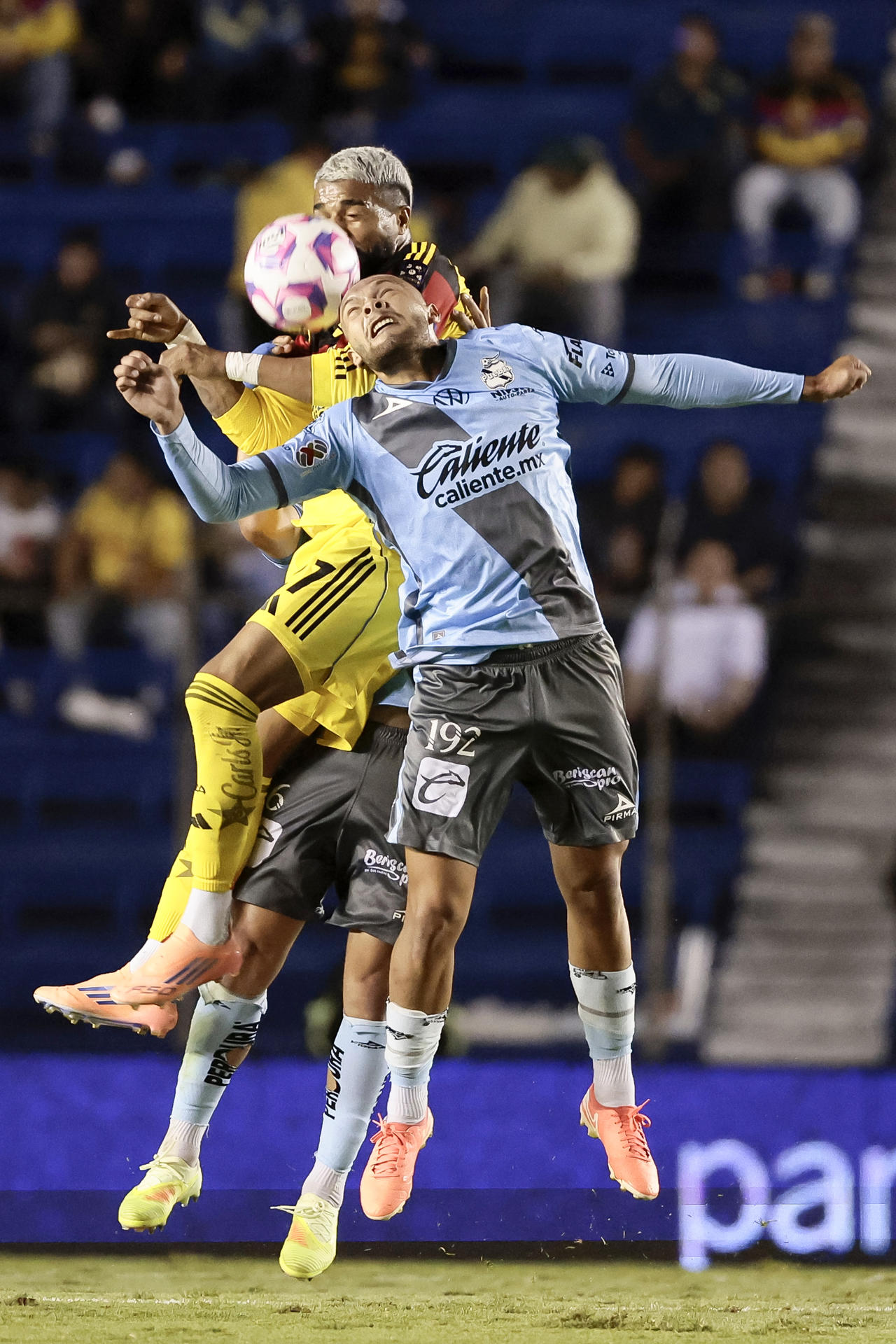 Rodrigo Aguirre (i) de América disputa el balón con Eduardo Navarro de Puebla este martes, durante un partido de la Liga MX entre América y Puebla en el estadio Ciudad de los Deportes, en Ciudad de México (México). EFE/ José Méndez