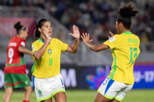 La brasileña Giovanna Waksman (i) celebra con su compañera Maria el 0-2 ante Marruecos en el partido inaugural del Mundial femenino sub-17. EFE/EPA/JALAL MORCHIDI