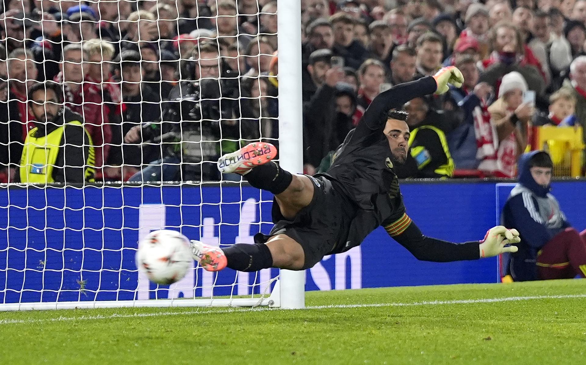 El guardameta del Oporto, Diogo Costa, es batido en el 1-0 logrado por el Nottingham Forest en el partido de este jueves, correspondiente a la Liga Europa. EFE/ TIM KEETON 