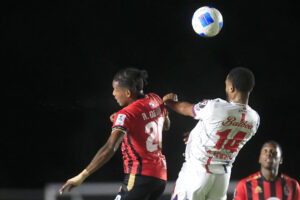 Ramses De León (i) de Sporting San Miguelito, disputa el balón con Abdul Knight, de Plaza Amador, este miércoles, en el partido de ida de la repesca de la Copa Centroamericana jugado en el estadio Universitario, de Ciudad de Panamá. EFE/ Bienvenido Velasco