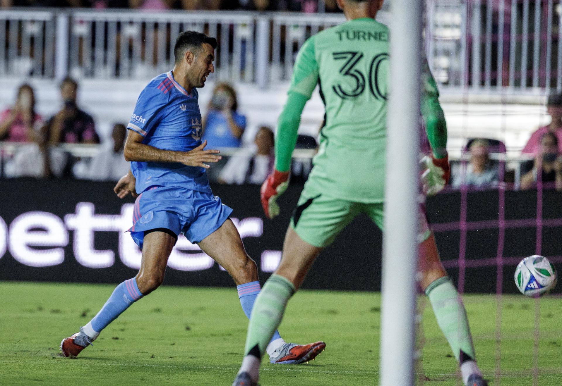 El centrocampista español Sergio Busquets destacó este sábado en el partido que Inter Miami ganó por 4-1 a New England Revolution en Fort Lauderdale. EFE/EPA/CRISTOBAL HERRERA-ULASHKEVICH 