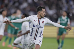 alt El Barcelona de Guayaquil en su visita al Independiente del Valle y Liga de Quito contra Universidad Católica definirán el próximo domingo el billete a la fase de grupos de la próxima Copa Libertadores. El Barcelona, con 67 puntos, y Liga de Quito, con 66, cerrarán la actual temporada con el objetivo de acceder a la fase de grupos, cuyos premios económicos tendrán gran incidencia para la economía de cada club el año próximo. La crisis económica que afecta a varios clubes también involucra a Barcelona, cuyos jugadores decidieron no entrenarse ayer, miércoles, día en que, además, el fútbol se vistió de luto por el asesinado del defensa del club, Mario Pineida. Entretanto, el presidente del Barcelona, Antonio Álvarez, aseguró en un comunicado que si persiste el paro de actividades y no se presentan a jugar los futbolistas titulares, Barcelona cerrará la temporada con una plantilla de juveniles. Por su parte, Liga Deportiva Universitaria de Quito disputará este jueves la final por el título de la Copa Ecuador, el otro torneo profesional ecuatoriano, contra el mismo rival del próximo domingo, la Universidad Católica. El técnico de Liga, el brasileño Tiago Nunes, ha resaltado que el desgaste físico debido a la cantidad de partidos disputados, está pasando factura en el rendimiento de sus jugadores, pero, aun así, aseguró que saldrán a entregar su esfuerzo en procura de la clasificación. Mientras el cuadro del Valle -que se ha adjudicado en forma anticipada el título de este año, a pesar de jugar las dos últimas fechas para cumplir con el calendario- derrotó la semana pasada por 1-0 a Católica y, seguramente saldrá con igual propósito ante Barcelona. El hexagonal por dos billetes a la próxima Copa Sudamericana tiene a tres equipos en puja cerrada, el Macará es el líder, con 59 puntos, seguido del Aucas, con 58, tercero el Deportivo Cuenca, con 56 y cierra opciones el Emelec, con 55. El Macará completará la actual temporada de local ante Aucas; el Deportivo Cuenca chocará con Emelec y en un partido de trámite se enfrentará El Nacional y Delfín. - Partidos de la última fecha de los hexagonales de la Liga Pro de Ecuador: . Viernes: El Nacional-Delfín. . Sábado: Macará-Aucas y Deportivo Cuenca-Emelec. . Domingo: Independiente del Valle-Barcelona, Liga de Quito-Universidad Católica y Orense-Libertad.