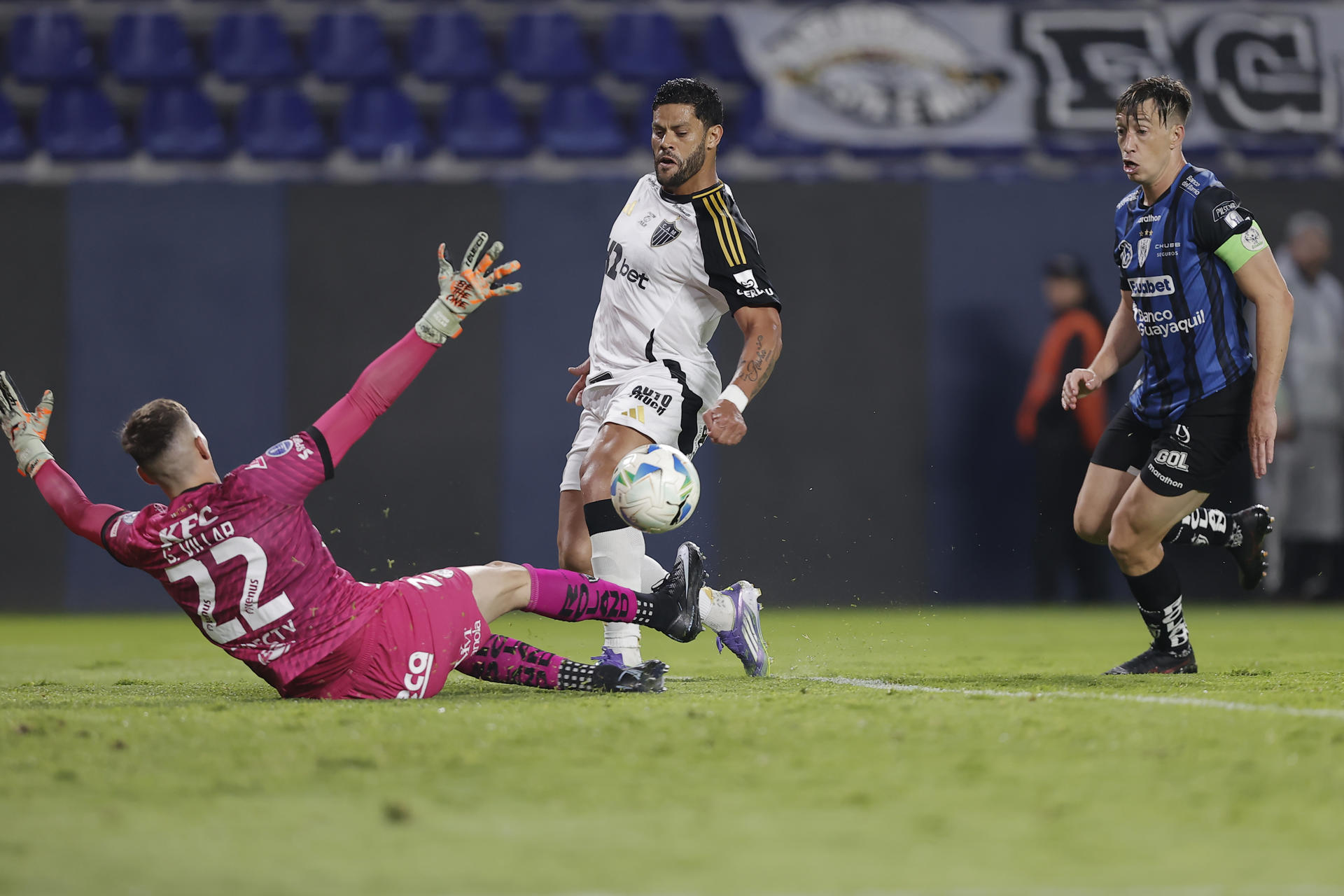 Guido Villar (i) y Richard Schunke (d), de Independiente del Valle, disputan el balón con Hulk, de Atlético Mineiro, en un partido de la Copa Sudamericana entre Independiente del Valle y Atlético Mineiro en el estadio Banco Guayaquil, en Quito (Ecuador). EFE/ José Jácome 