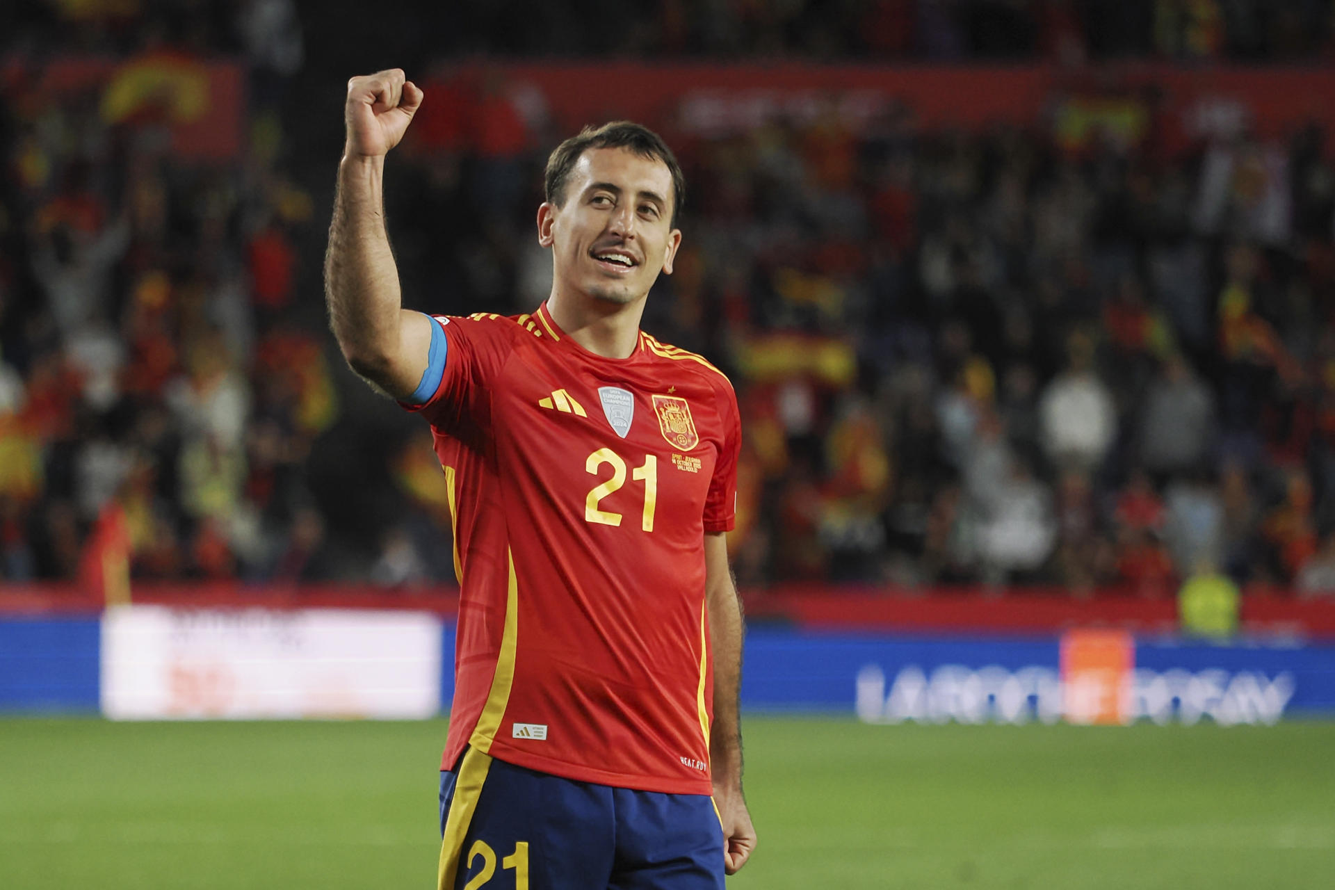 El centrocampista de la selección española de fútbol Mikel Oyarzabal celebra su gol en el partido de clasificación para el Mundial 2026 que los combinados nacionales de España y Bulgaria disputaron en el estadio José Zorrilla, en Valladolid. EFE/R. García 
