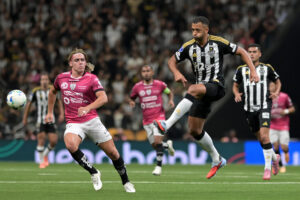 Vítor Hugo (d), de Atlético Mineiro, disputa en balón con Claudio Spinelli (i), de Independiente del Valle, durante un partido de semifinal por la Copa Sudamericana entre Atlético Mineiro e Independiente del Valle en el estadio Arena MRV, en Belo Horizonte (Brasil). EFE/Joao Guilherme Arenazio