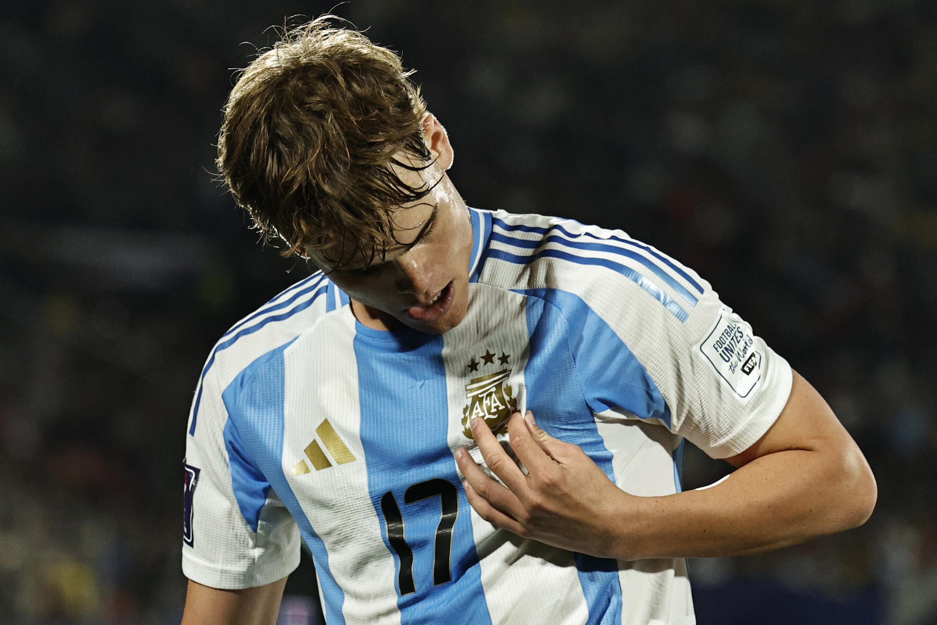 Mateo Silvetti de Argentina celebra su gol ante Colombia este miércoles en las semifinales de la Copa del Mundo Sub-20, en el estadio Nacional de Santiago de Chile. EFE/ Osvaldo Villarroel