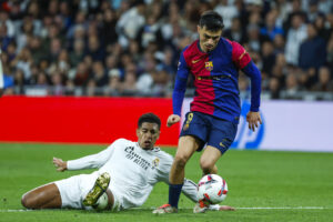 Pedri (d) supera a  Jude Bellingham durante el clásico entre el Real Madrid y el Barcelona disputado el 26 de octubre de 2024, en el estadio Santiago Bernabéu. EFE/Kiko Huesca
