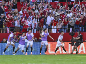 El defensa del Sevilla José Carmona celebra su gol contra el Barcelona, durante el partido de la jornada 8 de Laliga EA Sports, en el estadio Sánchez-Pizjuán en Sevilla.-EFE/ Raúl Caro