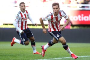Fotografía de archivo donde aparece el exjugador de fútbol, Omar Bravo (d). EFE/Ulises Ruiz Basurto