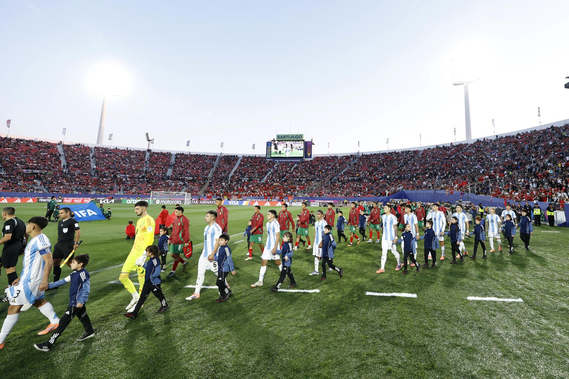 Jugadores de Argentina y de Marruecos salen a la cancha en la final de la Copa del Mundo Sub-20 en el estadio Nacional de Santiago (Chile). EFE/ Elvis González