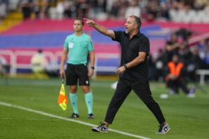 El entrenador del Barça, Hansi Flick, durante el partido de la jornada 9 de LaLiga EA Sports, entre el FC Barcelona y el Girona FC, en el estadio Olímpico de Montjuic, en Barcelona. EFE/ Alejandro Garcia