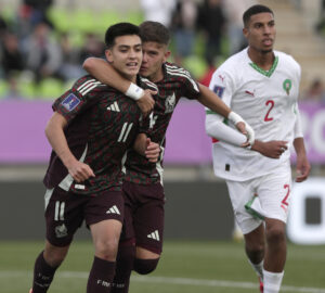 Gilberto Mora (i) es felicitado por su compañero Tahiel Jiménez (d) durante un partido de la fase de grupos del Mundial sub-20 contra Marruecos jugado el 2 de octubre pasado en el estadio Elías Figueroa Brander, de Valparaíso. EFE/Adriana Thomasa