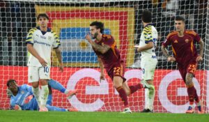 El jugador del AS Roma Mario Hermoso (C) celebra el 1-0 durante el partido de la Serie A que han jugado AS Roma y Parma Calcio en Roma, Italia. EFE/EPA/ETTORE FERRARI