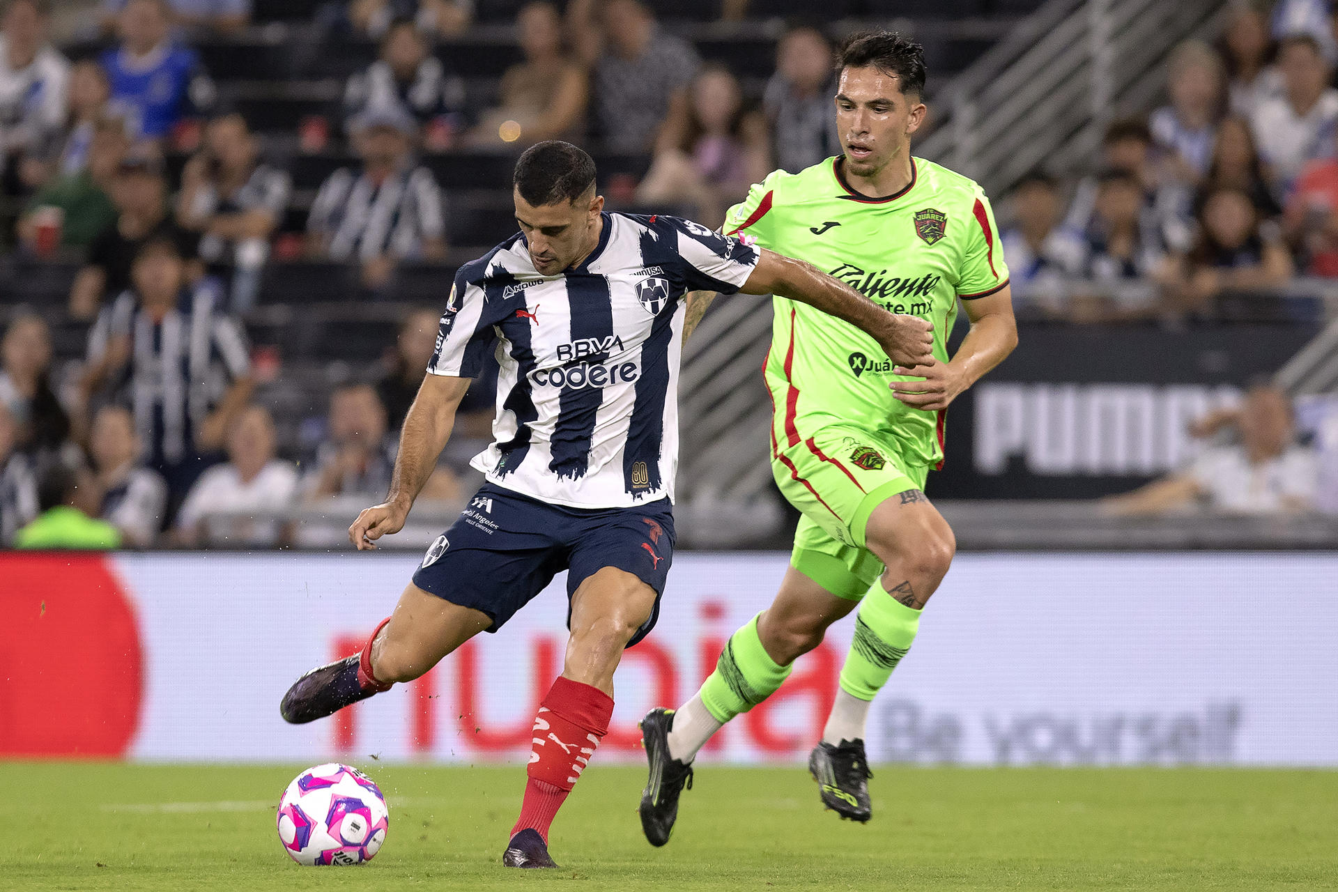 Germán Berterame (i) de Monterrey disputa un balón con Javier Nevárez (d) de Juárez este martes, en un partido de la Liga MX entre Monterrey y Juárez en el estadio BBVA, en Guadalupe (México). EFE/ Antonio Ojeda 