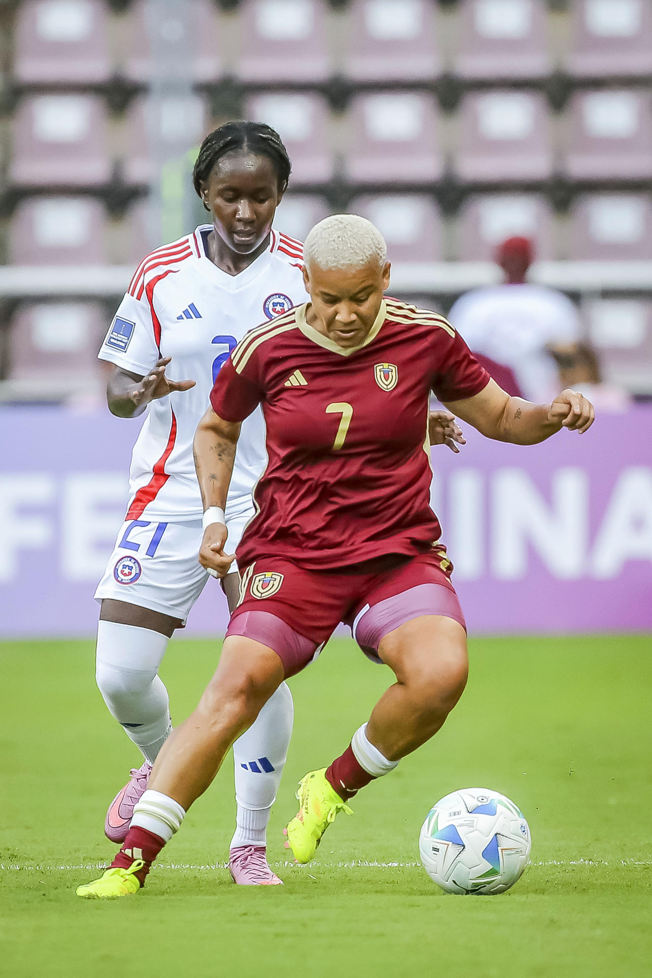 Mary Valencia (i), de Chile, disputa el balón con Daniuska Rodríguez, de Venezuela, en un partido de la Liga de Naciones Femenina entre Venezuela y Chile en el Estadio Metropolitano de Lara, Cabudare (Venezuela). EFE/Edison Suárez 
