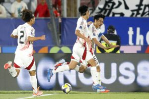 AMDEP4771. SANTIAGO (CHILE), 30/09/2025.- Rion Ichihara (d) de Japón celebra un gol este martes, en una partido de la Copa Mundial Sub-20 entre Chile y Japón en el estadio Nacional Julio Martínez Prádanos en Santiago (Chile). EFE/ Esteban Garay