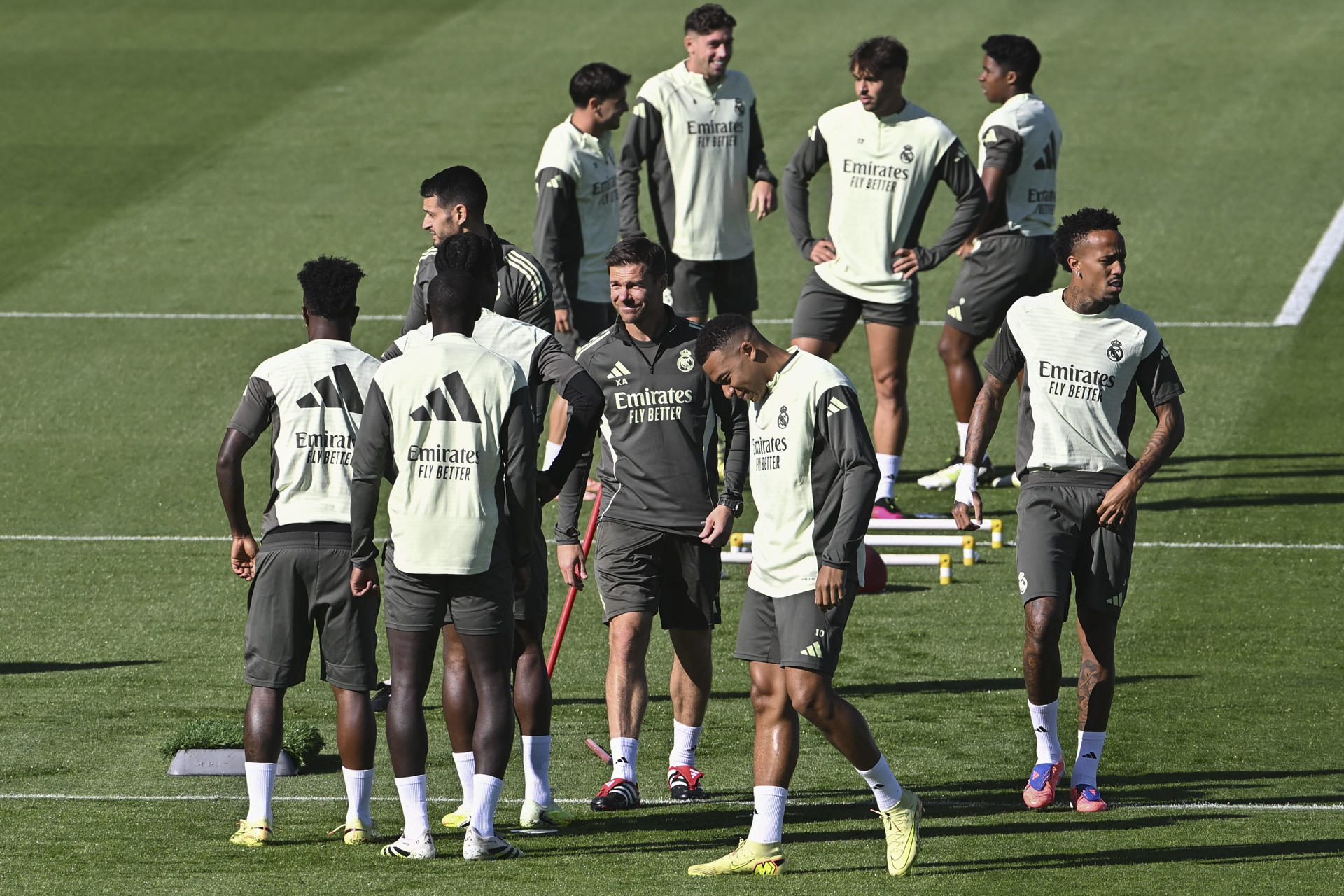 El entrenador del Real Madrid Xabi Alonso (C) junto a sus jugadores durante entrenamiento del equipo en la ciudad deportiva Valdebebas. EFE/Fernando Villar 