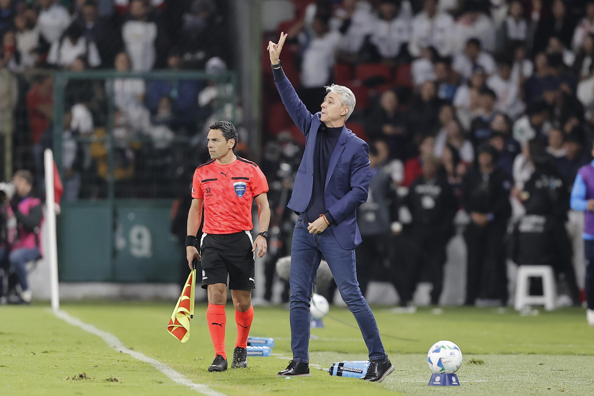 El entrenador de Liga de Quito, Tiago Nunes, da indicaciones en el juego de ida de la semifinal de la Copa Libertadores ante Palmeiras en Quito. EFE/José Jácome
