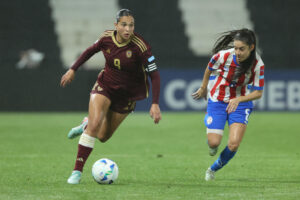 Celeste Aguilera (d), de Paraguay, disputa un balón con Deyna Castellanos, de Venezuela, en un partido de la Liga de Naciones Femenina entre Paraguay y Venezuela en el estadio La Huerta, en Asunción (Paraguay). EFE/Juan Pablo Pino