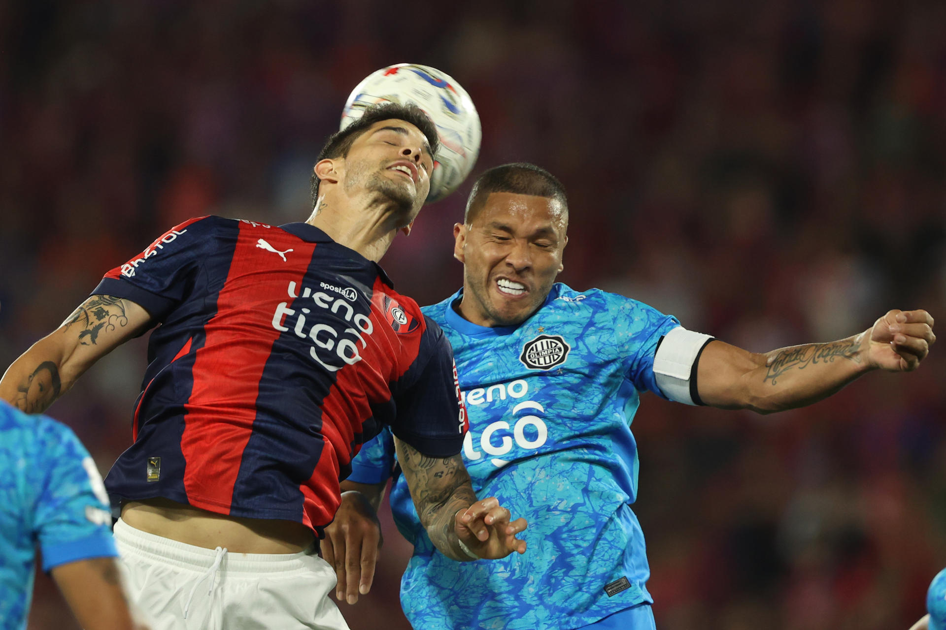 Luis Amarilla (i), de Cerro Porteño, disputa un balón con Richard Ortiz, de Olimpia, en el partido en el estadio Nueva Olla, en Asunción (Paraguay). EFE/Juan Pablo Pino 