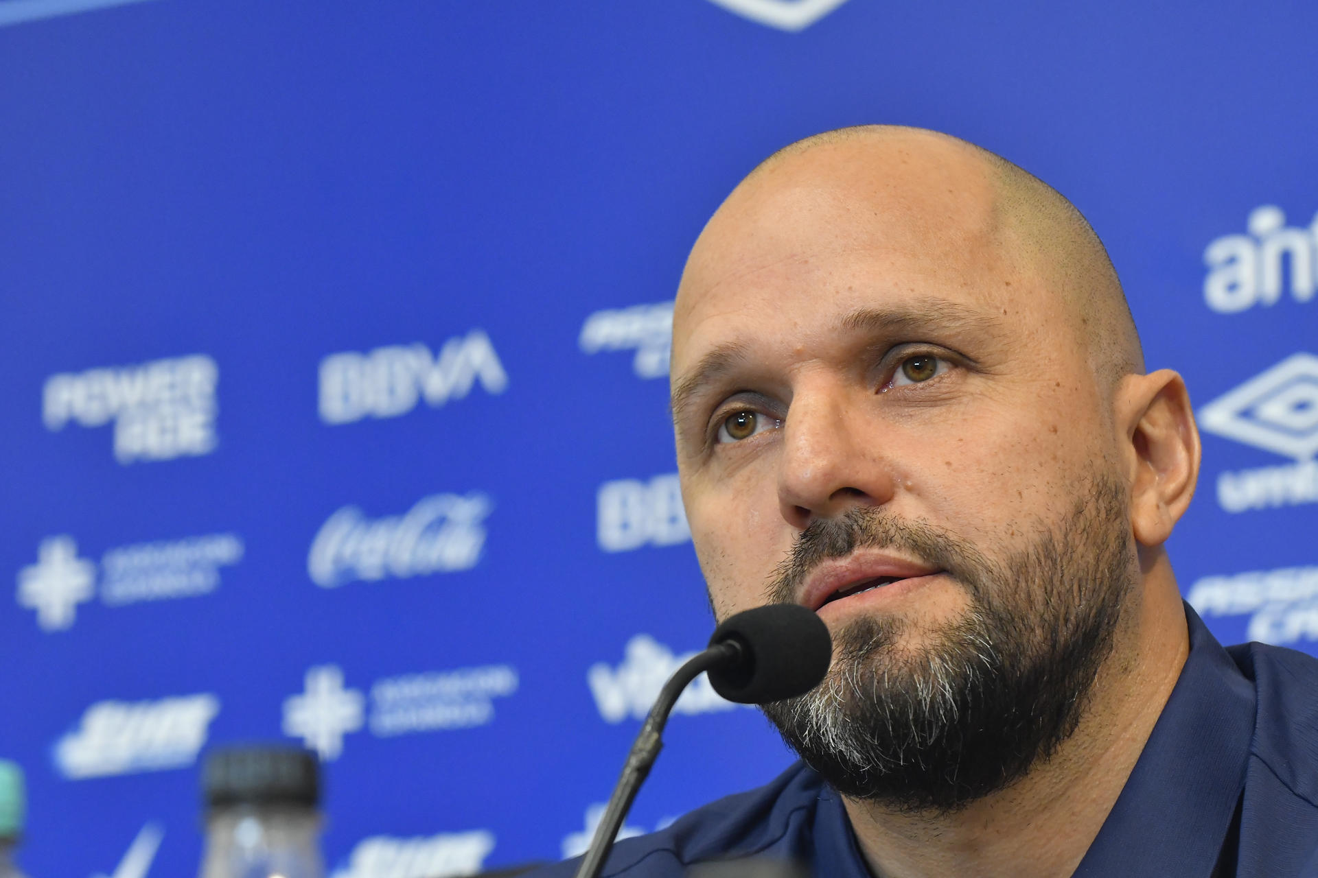 Jadson Viera responde una pregunta durante la rueda de prensa en la que fue presentado como nuevo director técnico de Nacional, este martes en Montevideo (Uruguay). EFE/ STR 