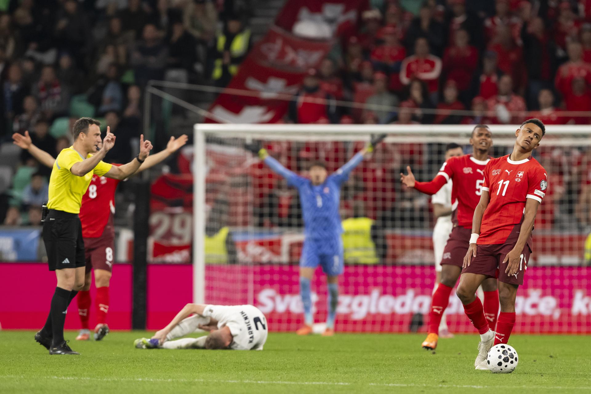 El árbitro alemán Felix Zwayer (L) reacciona durante el partido de clasificación para el Mundial en Liubliana. EFE/EPA/ANTHONY ANEX ", "to": "es" } 