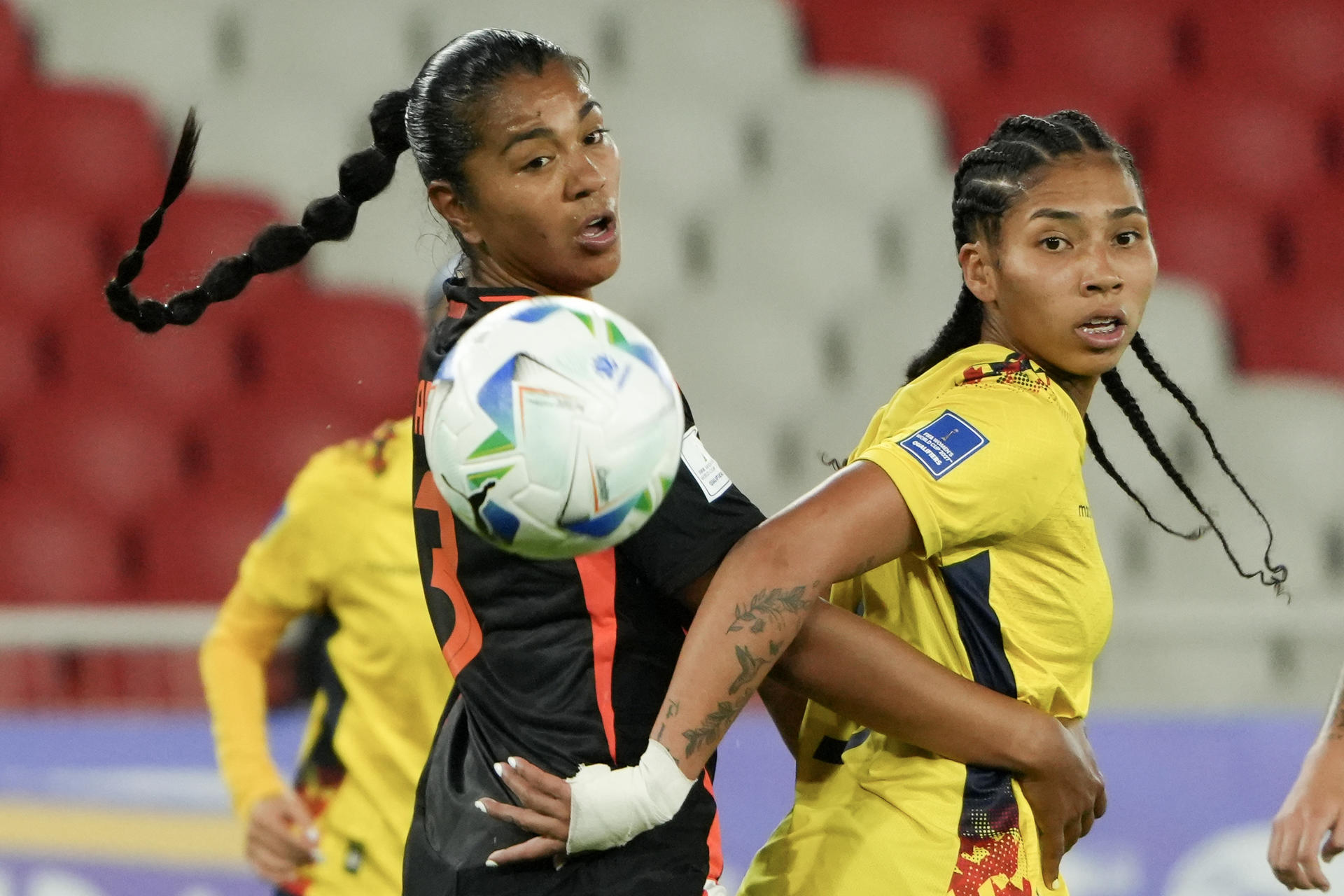 La ecuatoriana Nayely Bolanos (d) es presionada por la colombiana Daniela Arias durante el partido de la segunda jornada de la Liga de Naciones jugado este martes en el estadio Rodrigo Paz Delgado de Quito. EFE/ Vicente Costales 