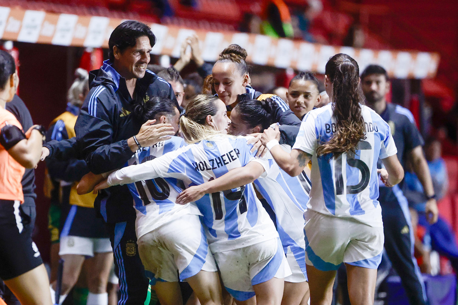 Argentina se estrena con un triunfo de local ante Paraguay