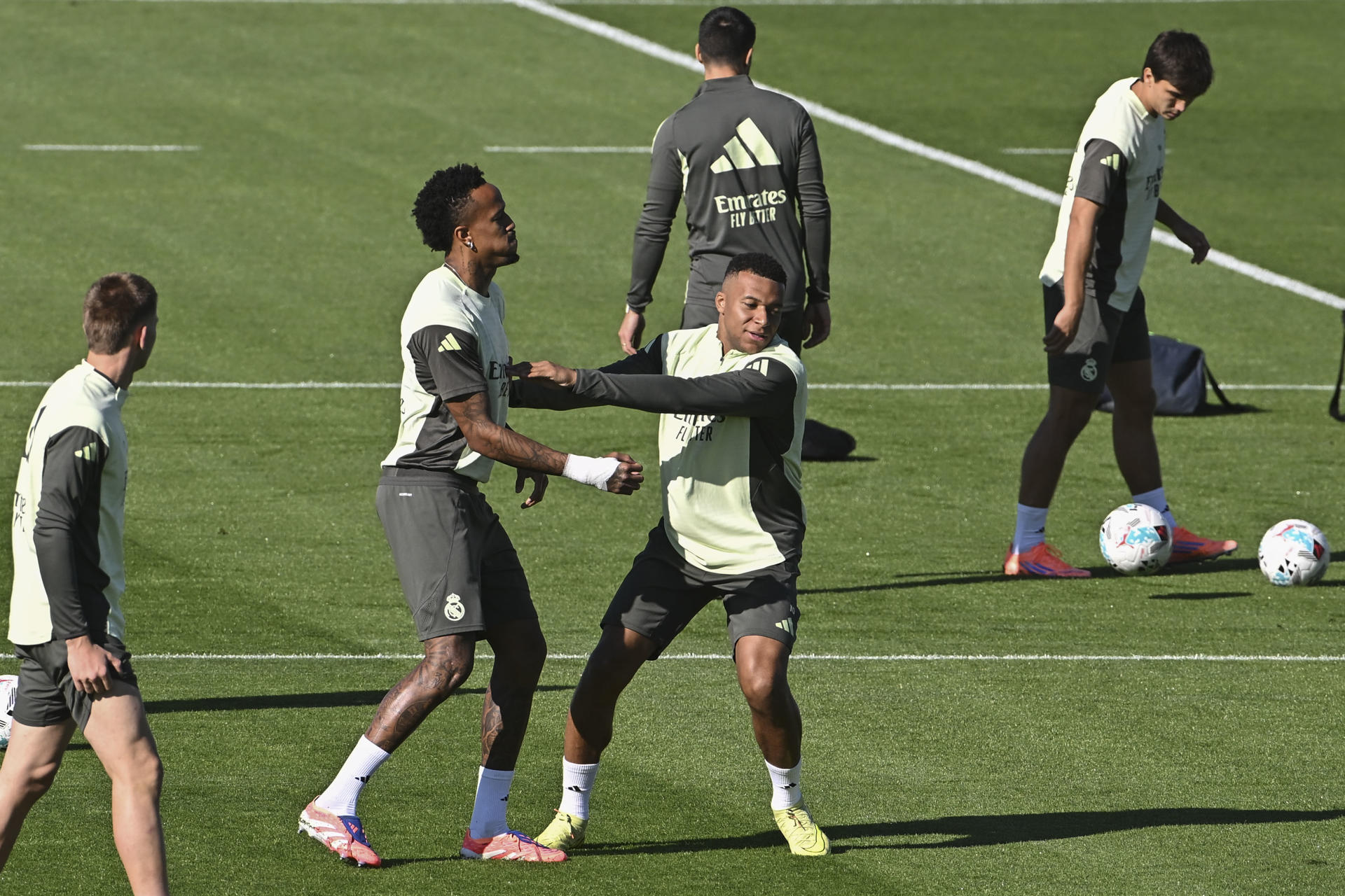 Kylian Mbappe (2d) y Franco Mastantuono (i) junto a Eder Militao (2i) y Brahim Díaz (d), en el entrenamiento del Real Madrid en la ciudad deportiva Valdebebas. EFE/ Fernando Villar 
