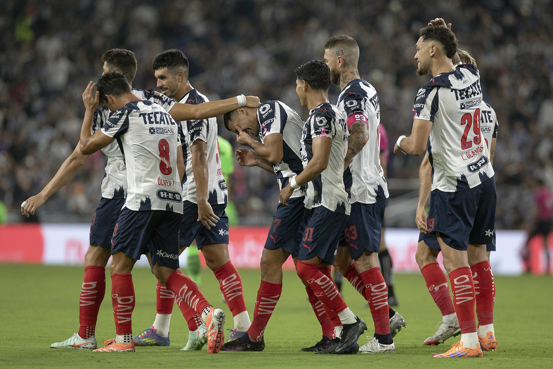 Jugadores de Monterrey celebran un gol este martes, en un partido de la Liga MX entre Monterrey y Juárez en el estadio BBVA, en Guadalupe (México). EFE/ Antonio Ojeda 