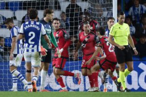 El defensa del Rayo Luis Espino (3-d) celebra tras marcar ante la Real, durante el partido de LaLiga de fútbol que Real Sociedad y Rayo Vallecano disputan este domingo en el Real Arena, en San Sebastián. EFE/Jaun Herrero