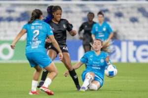 Katty Martinez (d) de Monterrey disputa el balón con Jaime Perrault (c) de Vancouver este jueves, en un partido de la Copa de Campeones Concacaf (F) entre Monterrey y Vancouver en el estadio BBVA, en Monterrey (México). EFE/ Miguel Sierra