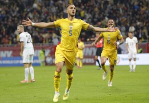 El jugador rumano Virgil Ghita celebra el 1-0 durante el partido del grupo H que han jugado Rumanía y Austria en Bucarest, Rumanía. EFE/EPA/ROBERT GHEMENT
