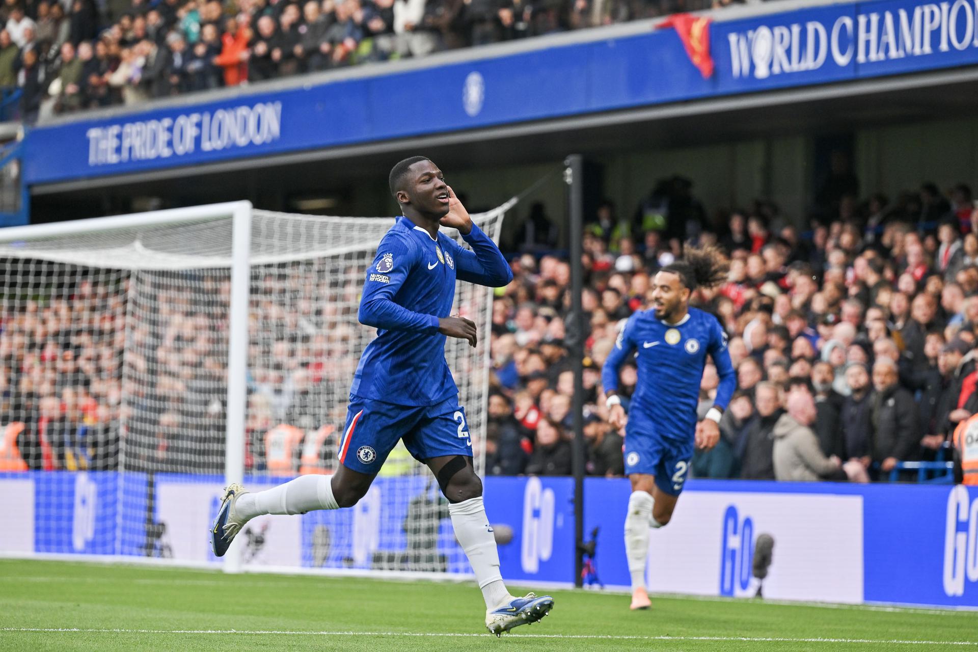 El jugador del Chelsea Moises Caicedo celebra el 1-0 durante el partido de la Premier League que han jugado Chelsea FC y Liverpool FC, en Londres, Reino Unido. EFE/EPA/VINCE MIGNOTT