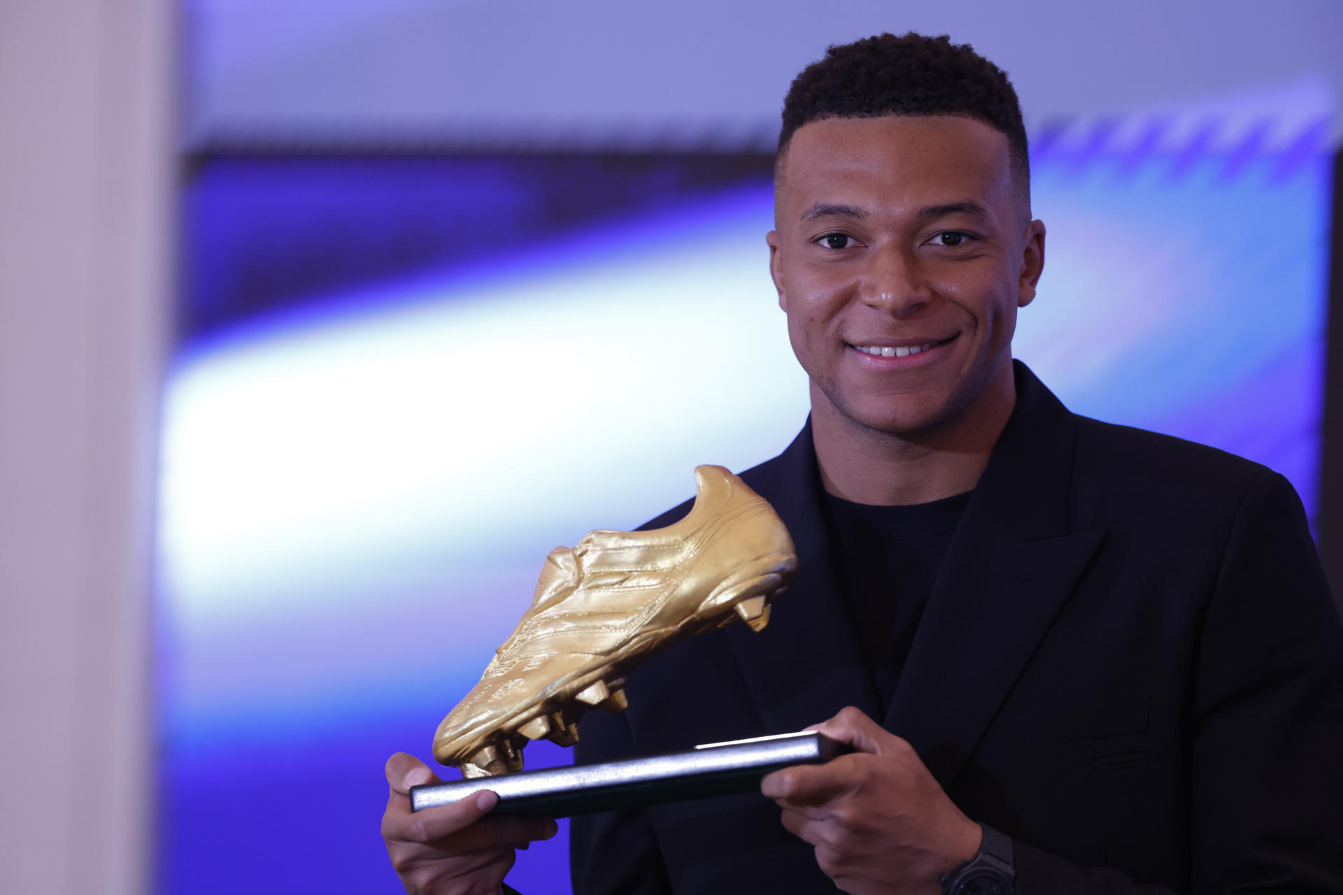 Mbappé recibe la Bota de Oro: «Es imposible ganar este premio sin el equipo»