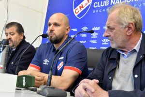 Jadson Viera (c) habla junto al presidente del equipo de fútbol Nacional, Ricardo Vairo (d), y el vicepresidente, Flavio Perchman, durante la rueda de prensa en la que fue presentado como nuevo director técnico del equipo uruguayo. EFE/ STR
