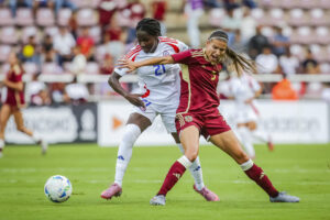 Mary Valencia (i), de Chile, disputa el balón ante Yenifer Jiménez, de Venezuel, en un partido de la Liga de Naciones Femenina entre Venezuela y Chile en el Estadio Metropolitano de Lara, Cabudare (Venezuela). EFE/Edison Suárez