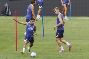 Almada y Sorloth, en una foto de archivo durante un entrenamiento del Atlético de Madrid. EFE/Sergio Pérez