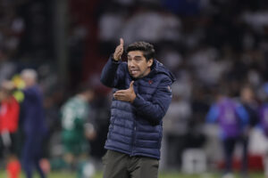 El entrenador de Palmeiras, Abel Ferreira, da indicacionesen el juego de ida de la semifinal de la Copa Libertadores ante Liga, en Quito. EFE/José Jácome