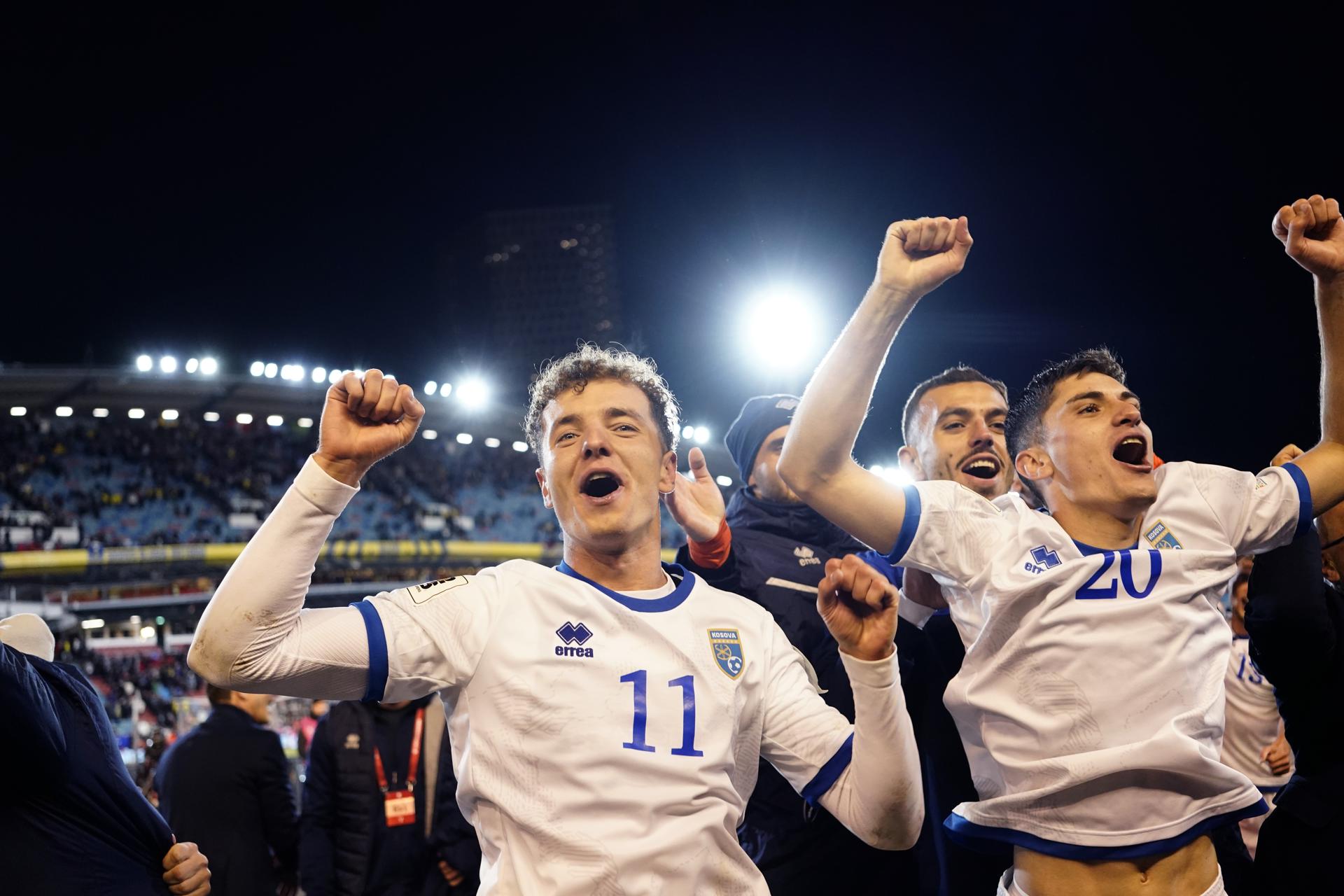Los jugadores de Kosovo celebran su victoria sobre Suecia en la fase de clasificación para el Mundial. EFE/EPA/Adam Ihse 