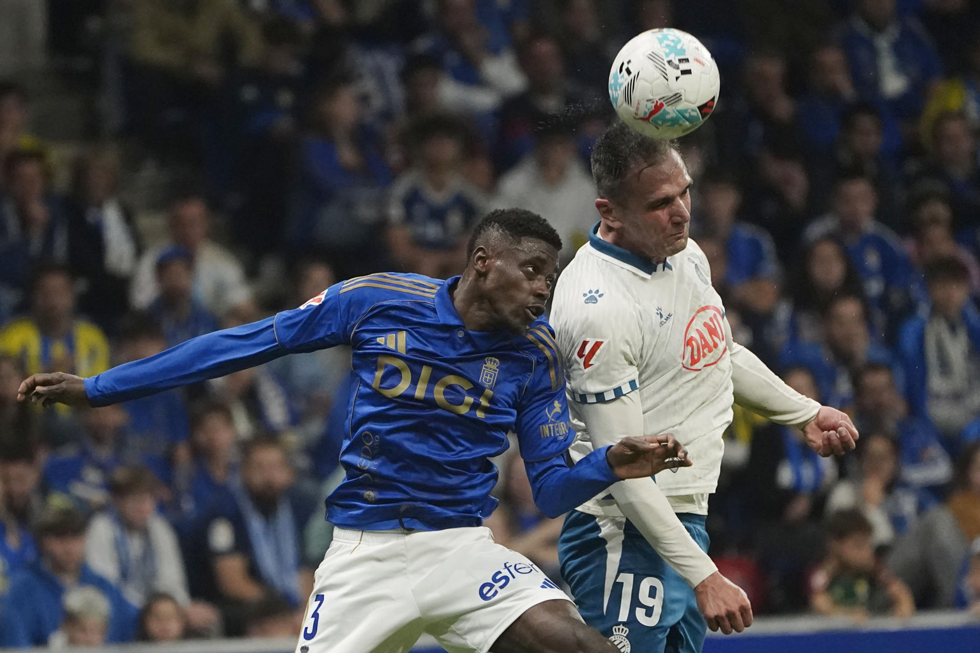 El defensa nigeriano del Real Oviedo Abdel Alhassane (i) lucha con Kike García, del Espanyol, durante el partido de la novena jornada de la LaLiga que Real Oviedo y RCD Espanyol disputan este viernes en el estadio Carlos Tartiere, en Oviedo. EFE/Paco Paredes 