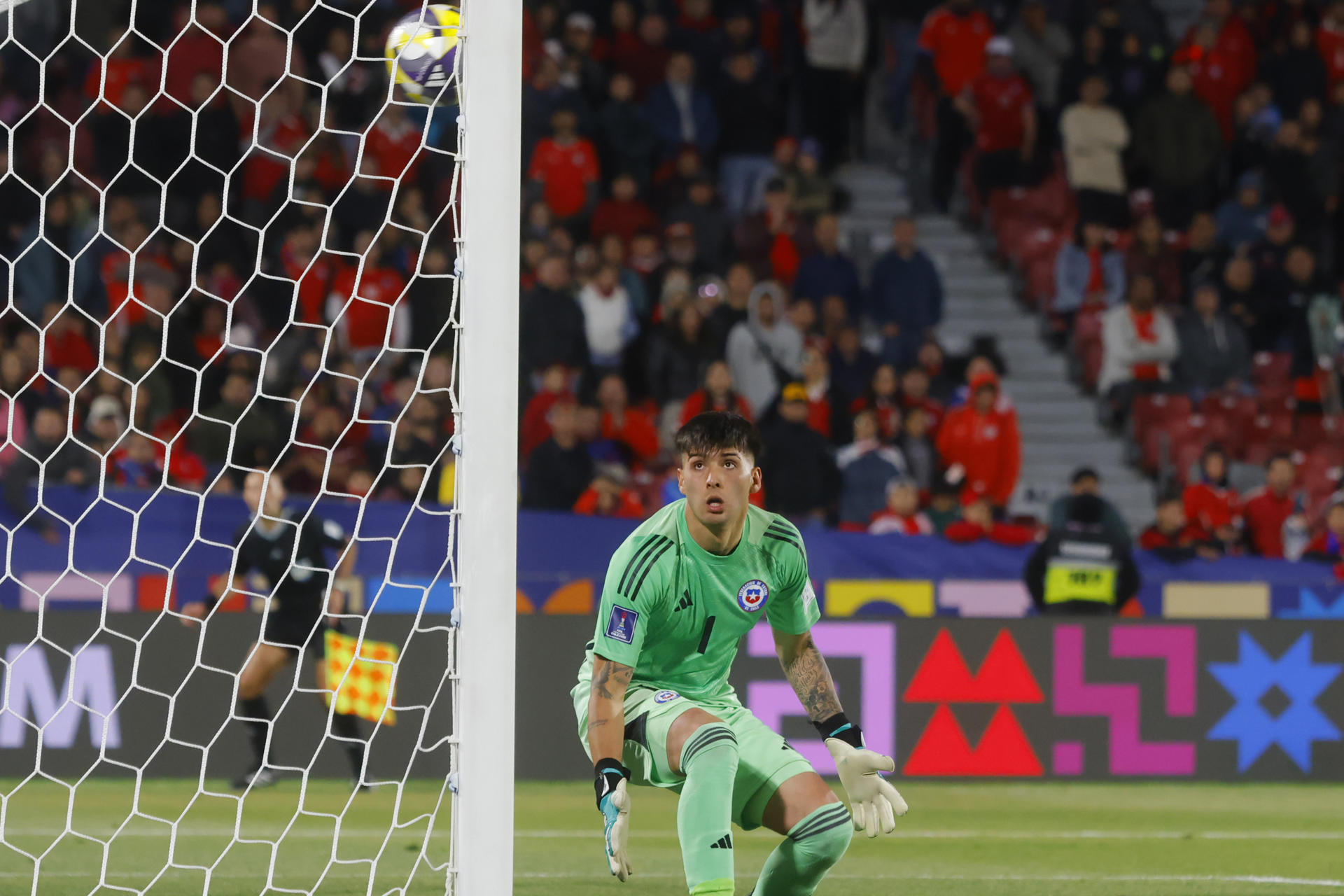 El portero de la selección sub-20 de Chile encaja un gol de la formación de Egipto es viernes, en el partido de cierre del Grupo A del Mundial de la categoría jugado en el estadio Nacional de Santiago. EFE/ Esteban Garay 