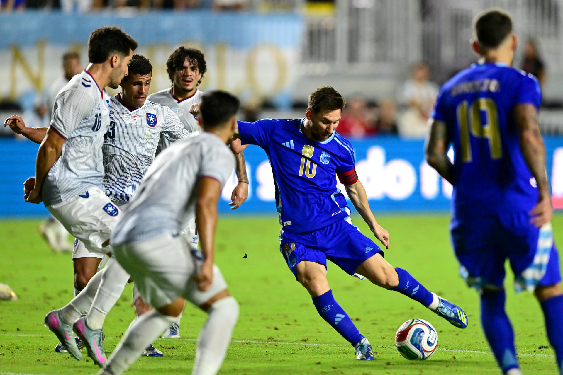Argentina cierra el año con un triunfo ante Angola con gol de Lionel Messi
