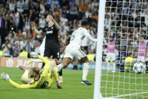 El centrocampista del Real Madrid Jude Bellingham (c) celebra tras marcar ante la Juventus, durante el partido de la tercera jornada de la Liga de Campeones que Real Madrid y Juventus disputaron en el estadio Santiago Bernabéu. EFE/Juanjo Martín