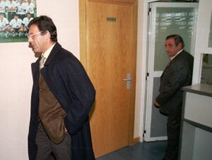 Foto de archivo del 4 de enero de 199, con Miguel Ángel Russo (i) entonces entrenador de la UD Salamanca, saliendo de una reunión con el presidente, Juan José Hidalgo (d), en las oficinas del club. EFE/EDUARDO MARGARETO