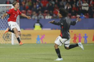 Jugadores de la selección sub-20 de Egipto celebran este viernes el triunfo de remontada por 2-1 sobre Chile en partido de cierre del Grupo A del Mundial de la categoría jugado en el estadio Nacional de Santiago. EFE/ Esteban Garay