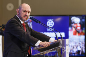 El presidente de la Real Federación Española de Fútbol, Rafael Louzán durante un desayuno informativo celebrado este jueves en Madrid. EFE/JJ Guillén