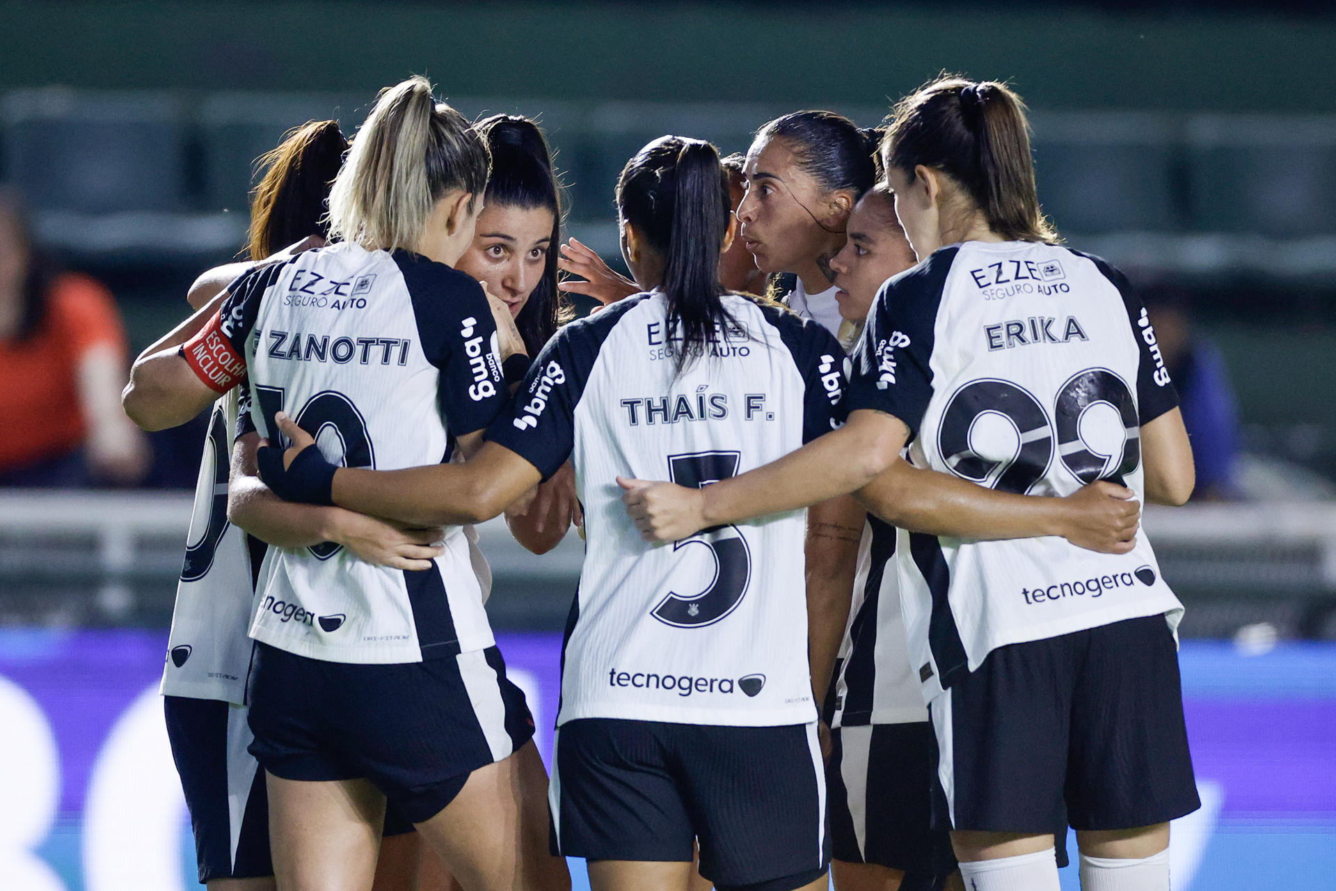 Jugadoras del Corinthians celebran este miércoles la clasificación a la final de la Copa Libertadores tras imponerse en tanda de penaltis a Ferroviaria en el estadio Florencio Sola, de Banfield. EFE/ Juan Ignacio Roncoroni