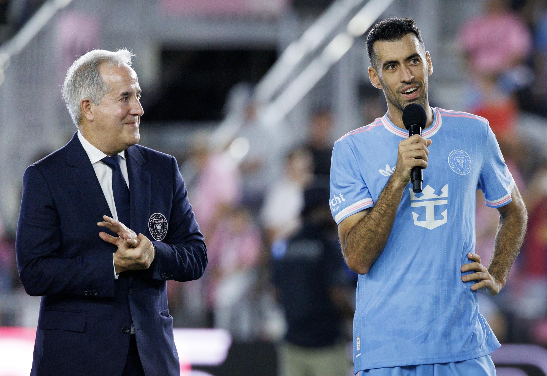 El centrocampista español Sergio Busquets agradece el homenaje tributado este sábado por el Inter Miami en Fort Lauderdale ante la mirada del presidente de su club, Jorge Mas. EFE/EPA/CRISTOBAL HERRERA-ULASHKEVICH 